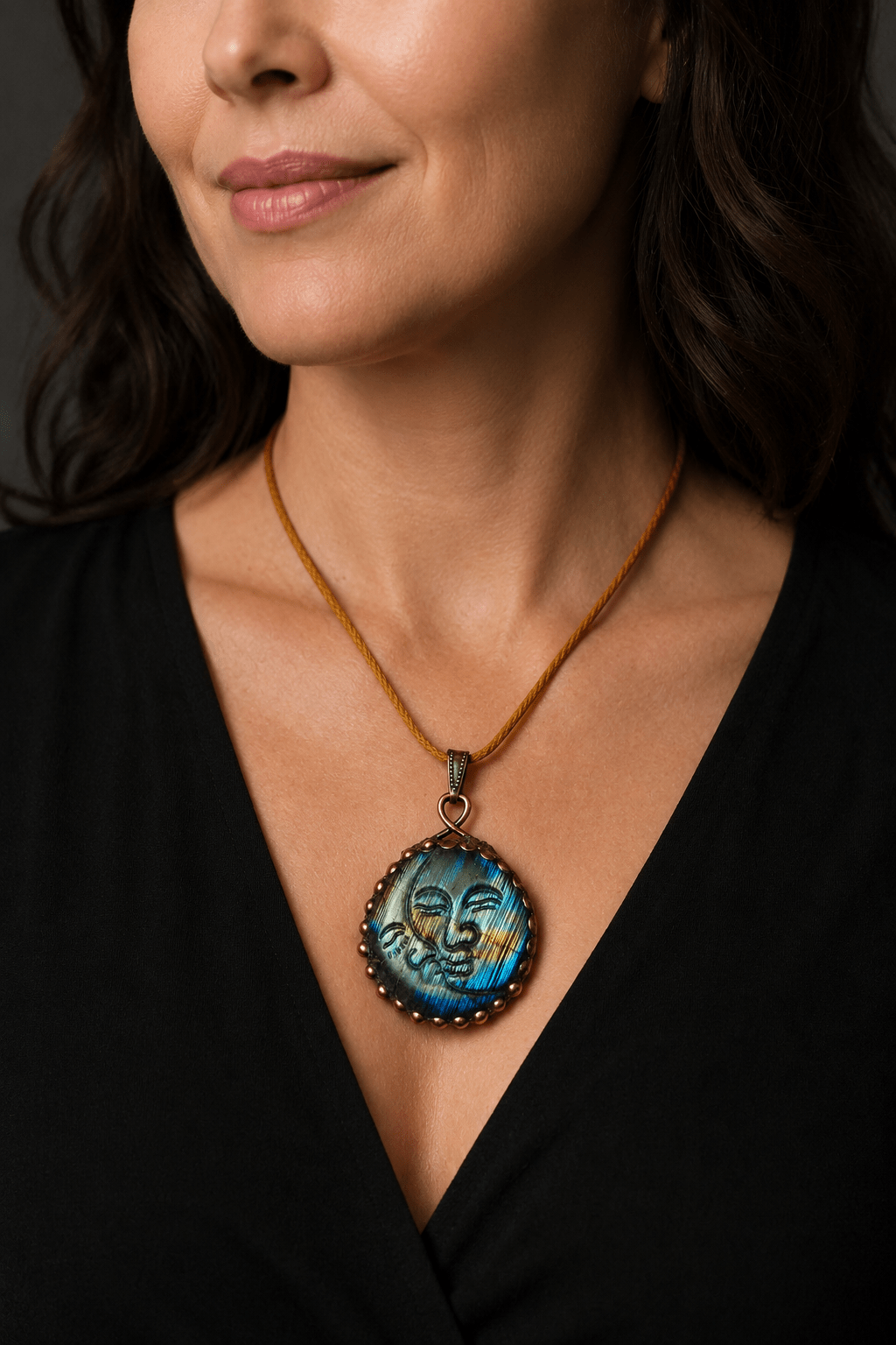 Žena s měděným talismanem Slunce a Měsíc z modře zářícího labradoritu