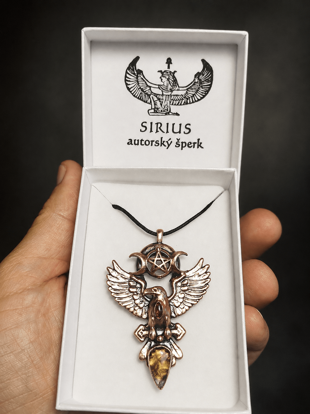 Havran mezi Měsícem a Zemí – měděný talisman s granátem a mechovým achátem v krabičce Sirius autorský šperk
