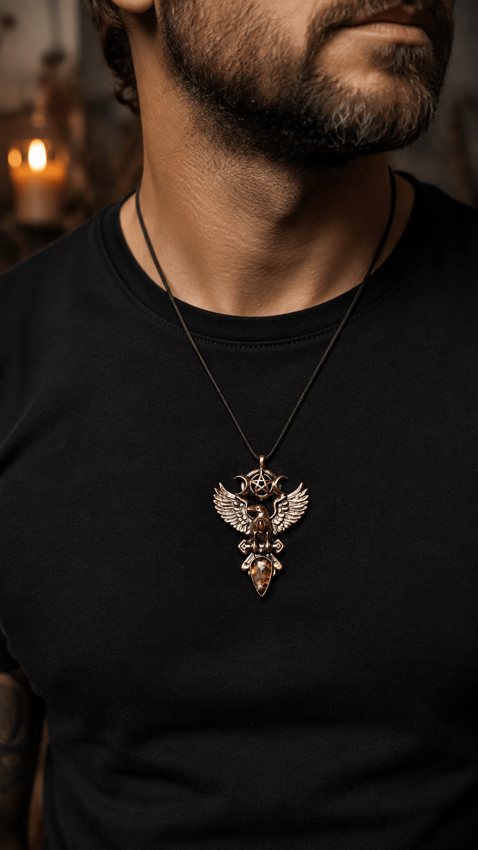 Měděný havraní talisman s granátem a mechovým achátem na mužském modelu – Sirius autorský šperk