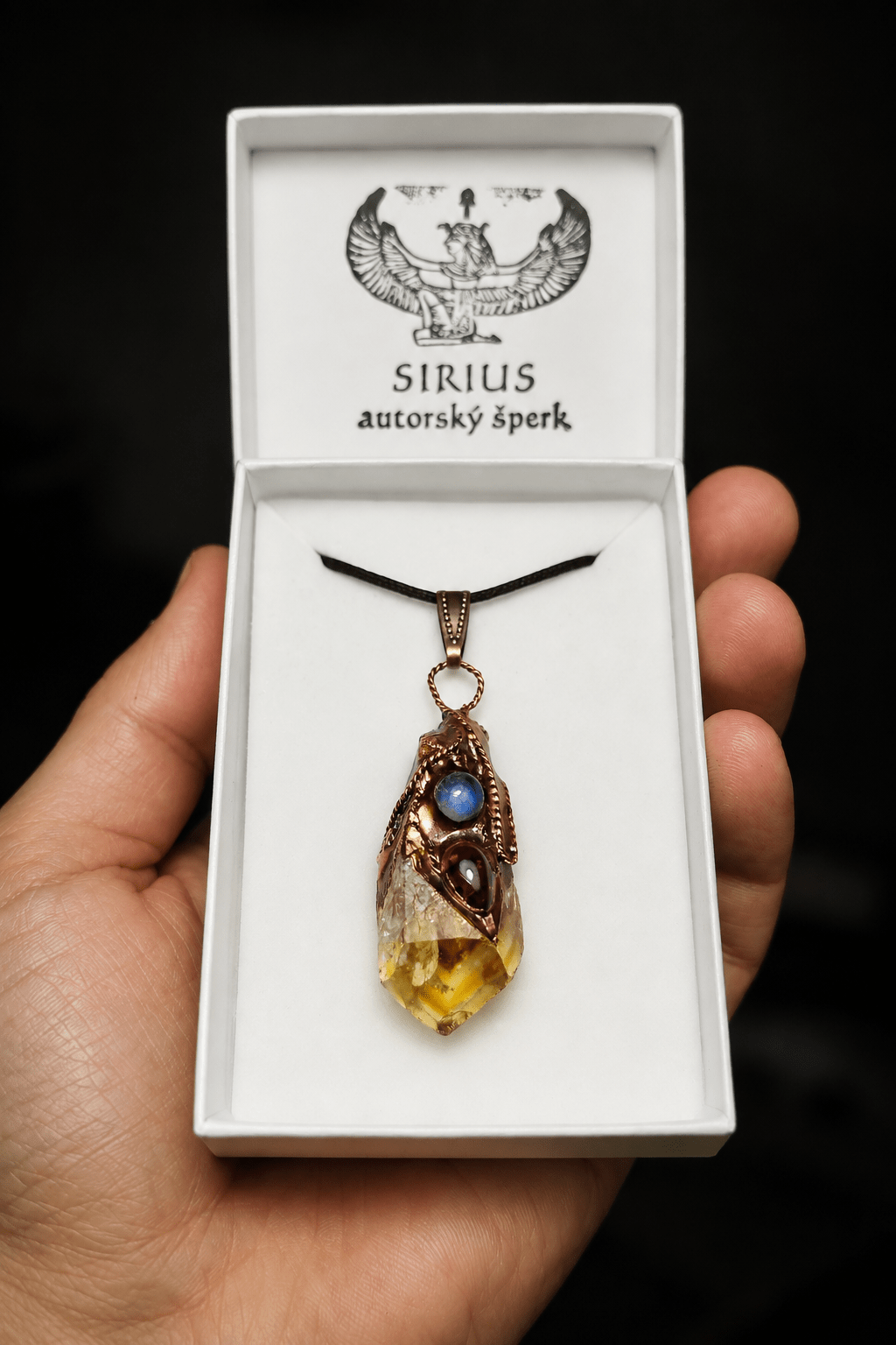 Tři světla duše – autorský talisman z přírodního citrínu, měsíčního kamene a granátu v krabičce Sirius