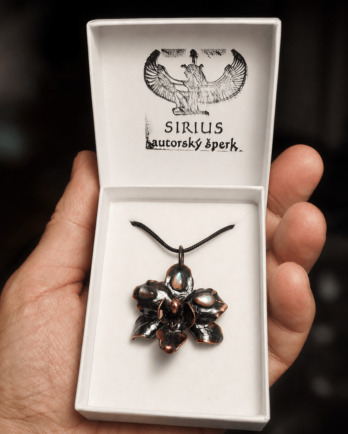 Černá orchidej tří světel, měděný talisman ze skutečné orchideje se třemi labradority v krabičce Sirius autorský šperk