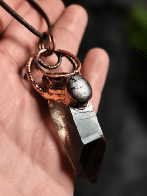 Autorský talisman Strážce tiché síly se záhnědou, safírem a mědí na dlani