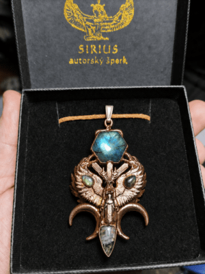 Měděný talisman Strážce tří světů se třemi labradority a mechovým achátem v krabičce Sirius