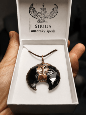 Měděný talisman s runou Algiz a černým obsidiánem v krabičce Sirius autorský šperk