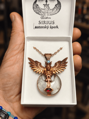 Měděný talisman Křídla Isis s granátem, měsíčním kamenem, křišťálovým měsícem a symbolem anch v krabičce Sirius autorský šperk