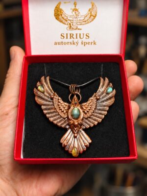 Měděný talisman havrana Paměť křídel s labradority v červené krabičce Sirius autorský šperk
