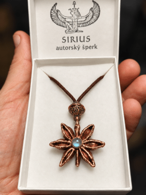 Měděný talisman z badyánu s měsíčním kamenem v bílé krabičce s logem Sirius autorský šperk.