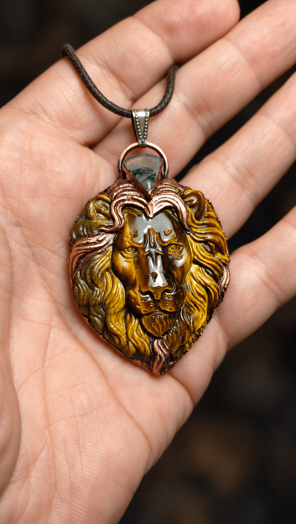 Lví talisman Srdce odvahy z tygřího oka s mechovým achátem a měděnými detaily na dlani.